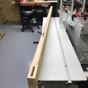 Montant gauche de la porte rainuré