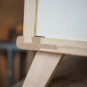 Il est donc simplement assemblé par une rainure en queue d'aronde, non collée, et arrêtée par un seul tourillon