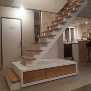 Tiroir et trappe secrète (porte coulissante une fois le tiroir enlevé) côté droit