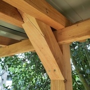 Équerre rajoutée en haut à l'arrière pour contreventer la structure.