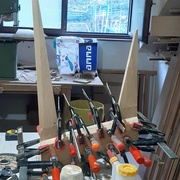 Le collage. Les deux longs triangles sont les déchets de la découpe du plateau.