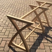 les traverses courtes sont cachées dans le caisson. Elle ne sont pas centrées pour pouvoir avoir des tenons plus longs.