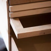 Les cadres bien rangés dans une des caisses