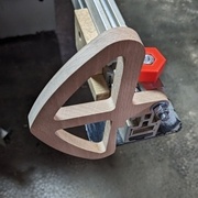 La première version en hêtre avec un entraxe trop court (donc modif au ciseau à bois)