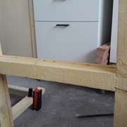 Le dessous. On voit les feuillures qui recevront le MDF de fond.