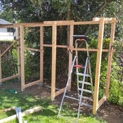 Fixation des cadres les uns aux autres en commençant par le faut.