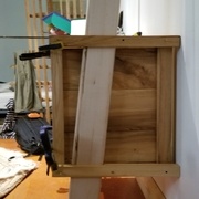 Le meuble est équilibré, son centre de gravité est assez bas, on peut continuer.