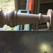 Pieds du meuble. Travail au tour à bois