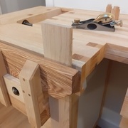 En position verticale dans la presse frontale