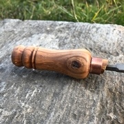 Manche en lilas, lime triangulaire