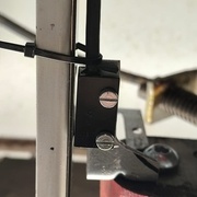 le capteur qui glisse sur la réglette aimanté et autocollé sur la crémaillère