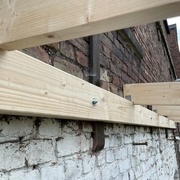 Fixation des poutres dans la panne faitière