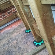 Exemple de ce que j'ai fait par le passé avec des montants de poteaux. Pou la prochaine, je pensais fixer ensemble 2 lambourde (40 x 60) pour les montants, et fixer une traverse base pour les empêcher de bouger.