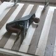 nettoyage de la colle avant de recouper en travers du fil