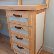 Colonne mobile de tiroirs sous le plan repliable