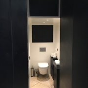 Le reste du WC dans le même design... Armoire pharmacie, porte-evier et même un grenier, si si!