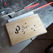 Découpe à la scie et retouches à la lime