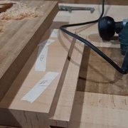 Une passe, on retourne pour faire l'autre côté du tenon, puis rebelote de l'autre côté.