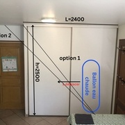 Vue de face. Le ballon n'est pas à l'échelle. La pièce fait 8,5 m x 7m.