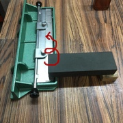 On répète l'opération sur la planche... Et on peut aussi refaire ces deux opérations avec une pierre plus fine.