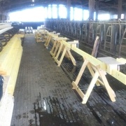 Organisation pour l'opération de taille et de débit. La scie radiale prends place au centre du banc de scie fabriqué pour l'occasion (et pour l'agrandissement qui suivra)