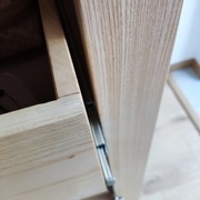 Pas anticipé ce problème.... Les coulisses du tiroir sont à ras du montant. Ce qui fait que je dois ouvrir mes portes à 180° pour ouvrir les tiroirs. Ça fonctionne donc mais pas le plus pratique...