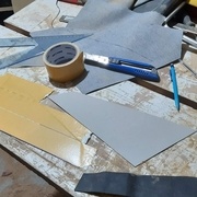 découpe et collage du simili-cuir sur du carton (ne pas utiliser le carton alvéolé !)