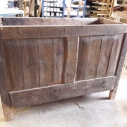 Classique, rustique, le dos du meuble est brut de sciage.