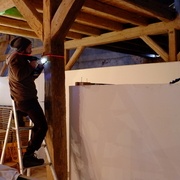 Fixation des supports de poutres grâce au niveau laser