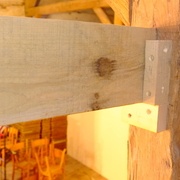 Détail des supports de poutre. Pas très esthétiques mais efficaces