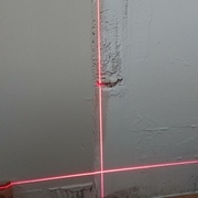 Les défauts du mur qu'il va falloir camoufler par le bâti.