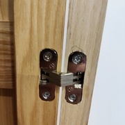 Montage du montant de porte qui reçoit les charnières pour déterminer la côte finale du montant étant donné que je n'ai aucune possibilité de réglage