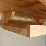 Tablette repoussée : on voit la coulisse sous le plan