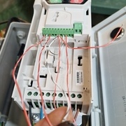 Le variateur avec un câblage provisoire pour les tests