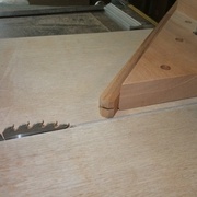 utilisation d'un guide à 45° positionné à droite de la lame