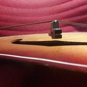 autre vue de l'archtop (on voit bien la conception proche d'un violon même si la table n'est pas sculptée)