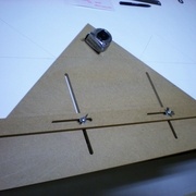 je trace les triangles de base suivant le pas ( sur l'équerre le triangle de base est tracé hauteur et giron pour une marche droite)