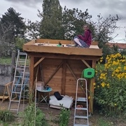 Les planches de rives sont en parties fixées et là c'est le drame. Les grandes ne vont pas jusqu'au bout.