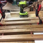 Fixation par vis des montants intermédiaires