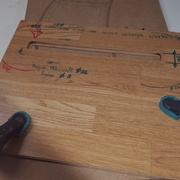 Quand les serre joints sont trop courts, une chute de parquet clipser dans le gabarit