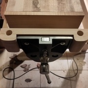 Les trous dans la machoire mobile de la presse en bout.