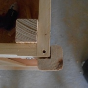 Chevillage. Le tasseau intérieur maintient la table en place sans jeu.