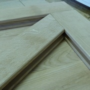 L'écharpe, également fixée par tenon/mortaise