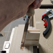 Mortaise dans la petite traverse, avec angle (la cale a bougé pour la photo)