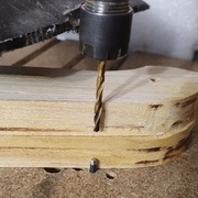 Pion dans un trou dessous, puis perçage aligné