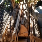 Le bois en cours de découpe.