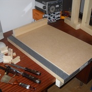 Butée supérieure (première version, en sapin) installée, planche terminée.