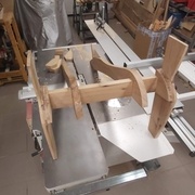 Ajout de la traverse. A noter que les pieds et la traverse sont solidaire grâce à un enfourchement.