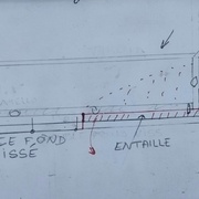 Vue de face avant de visser le double fond.
