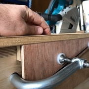 la pièce à couper est mise à l'horizontale du plan de l'établi